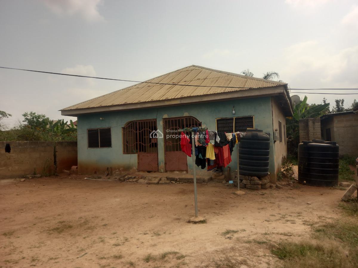 4 Bedrooms    ( 2 Separate Houses), Santasi Trede. on Santasi Anwiankwanta Road, Kumasi Metropolitan, Ashanti, House for Sale