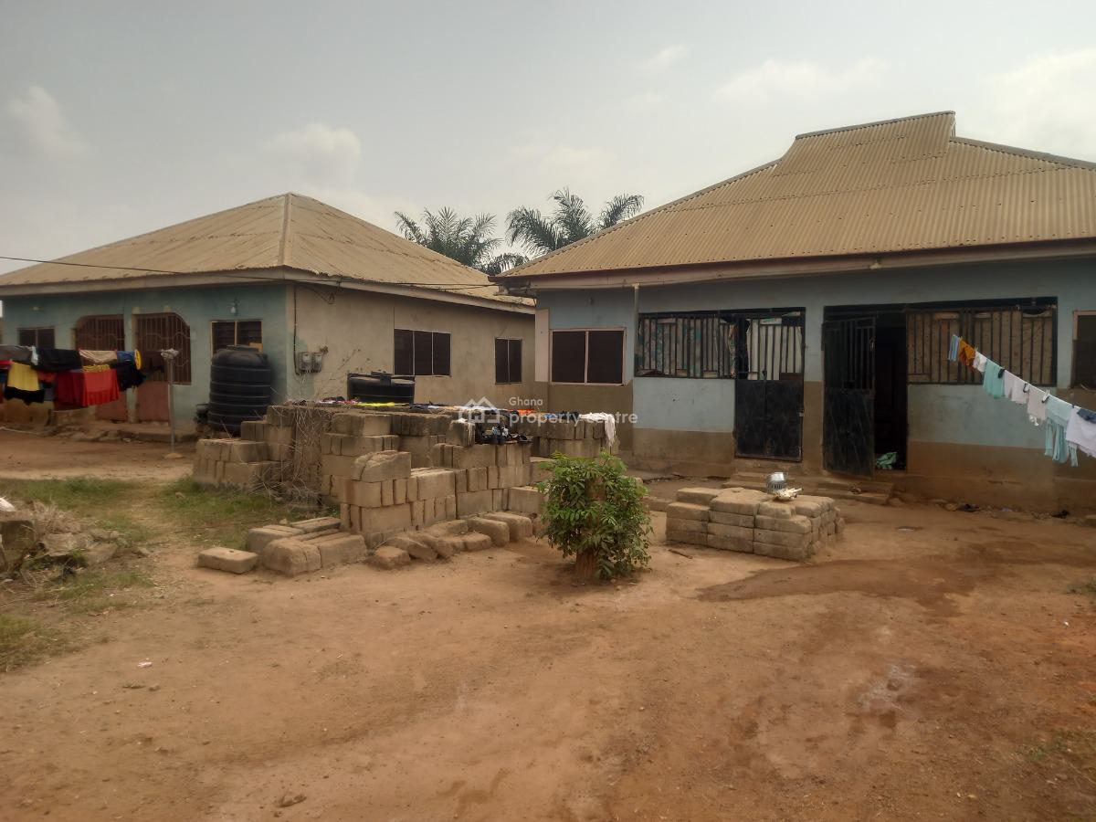 4 Bedrooms    ( 2 Separate Houses), Santasi Trede. on Santasi Anwiankwanta Road, Kumasi Metropolitan, Ashanti, House for Sale