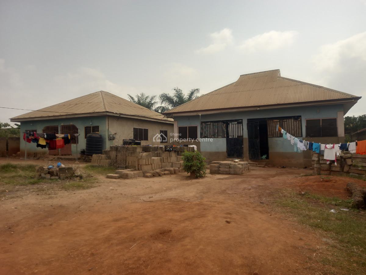 4 Bedrooms    ( 2 Separate Houses), Santasi Trede. on Santasi Anwiankwanta Road, Kumasi Metropolitan, Ashanti, House for Sale