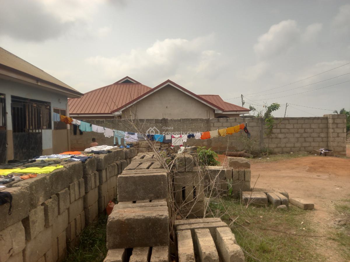 4 Bedrooms    ( 2 Separate Houses), Santasi Trede. on Santasi Anwiankwanta Road, Kumasi Metropolitan, Ashanti, House for Sale