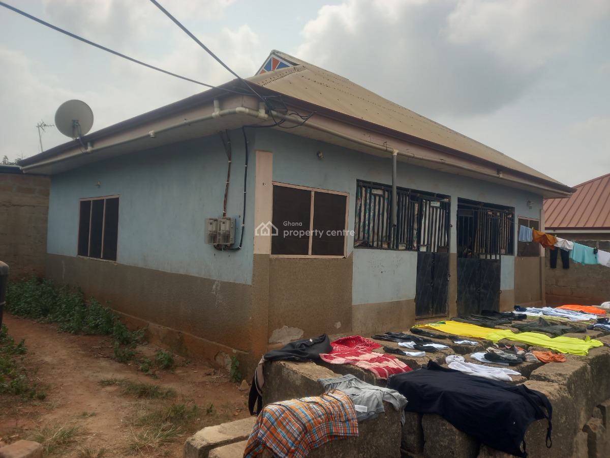 4 Bedrooms    ( 2 Separate Houses), Santasi Trede. on Santasi Anwiankwanta Road, Kumasi Metropolitan, Ashanti, House for Sale