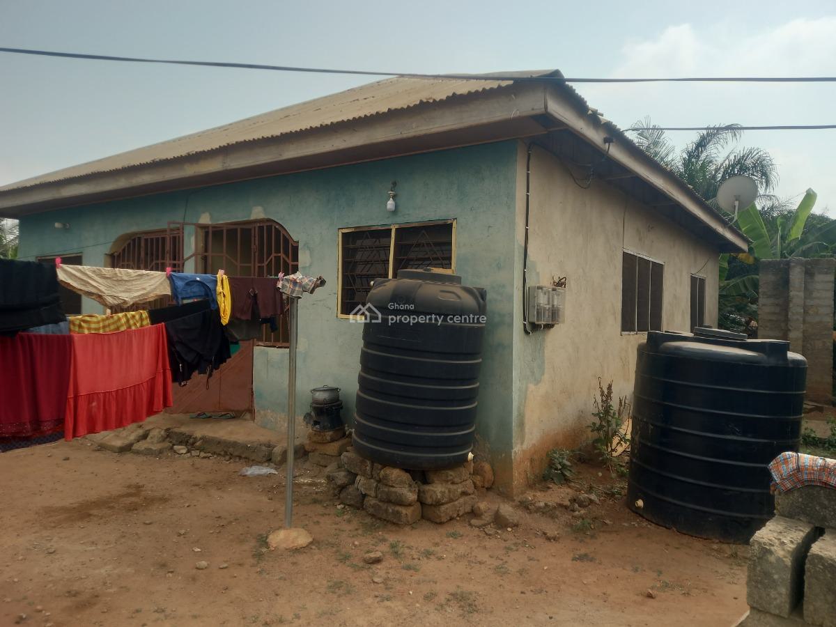 4 Bedrooms    ( 2 Separate Houses), Santasi Trede. on Santasi Anwiankwanta Road, Kumasi Metropolitan, Ashanti, House for Sale