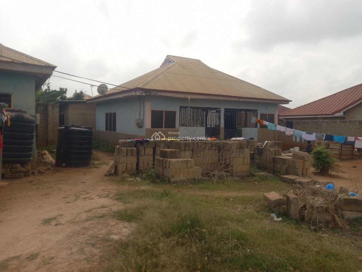 4 Bedrooms    ( 2 Separate Houses), Santasi Trede. on Santasi Anwiankwanta Road, Kumasi Metropolitan, Ashanti, House for Sale