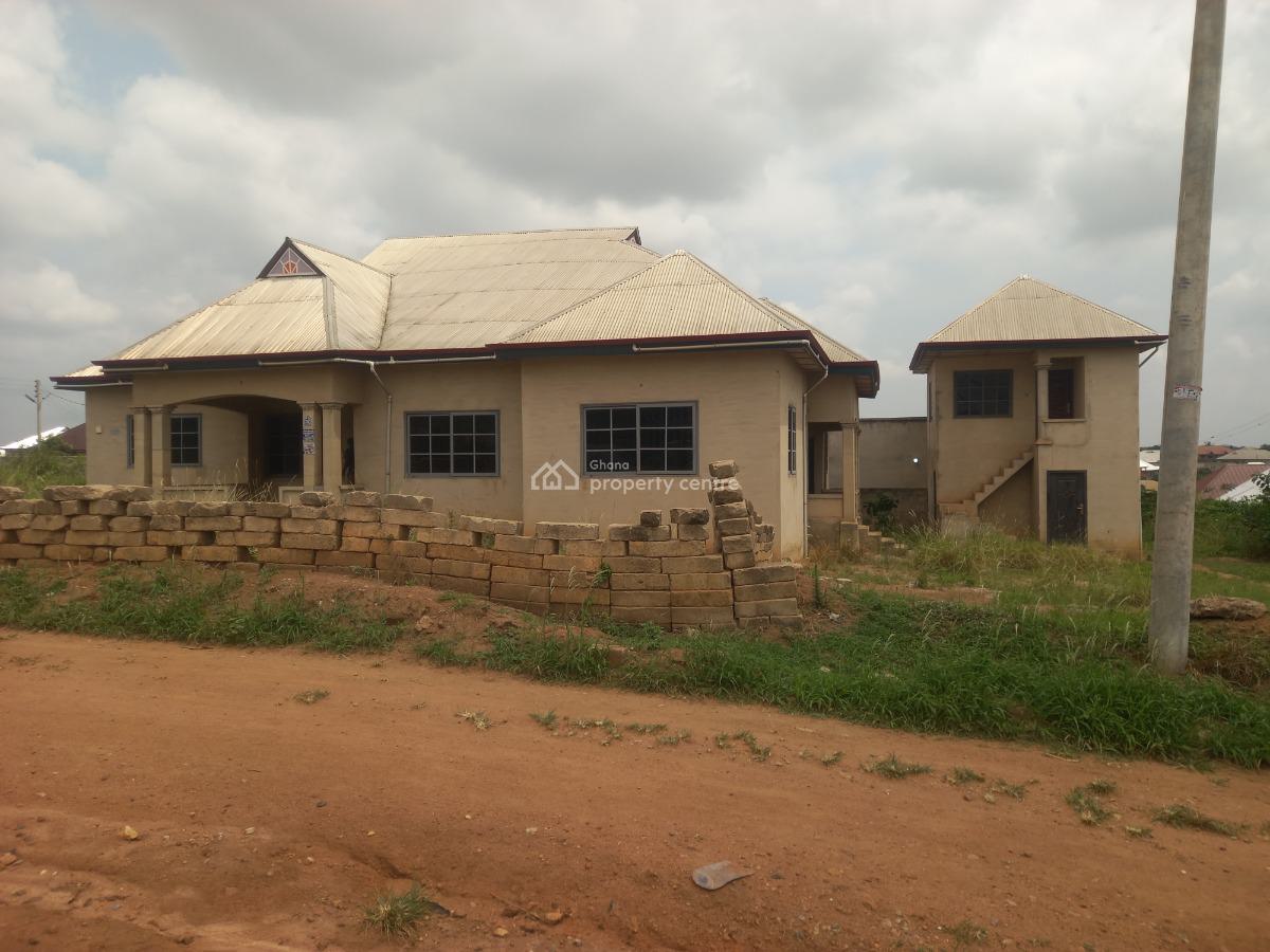 7 Bedrooms & 1 Store / Shop., Mampongteng New Site, on Aboaso Road., Kwabre, Ashanti, House for Sale