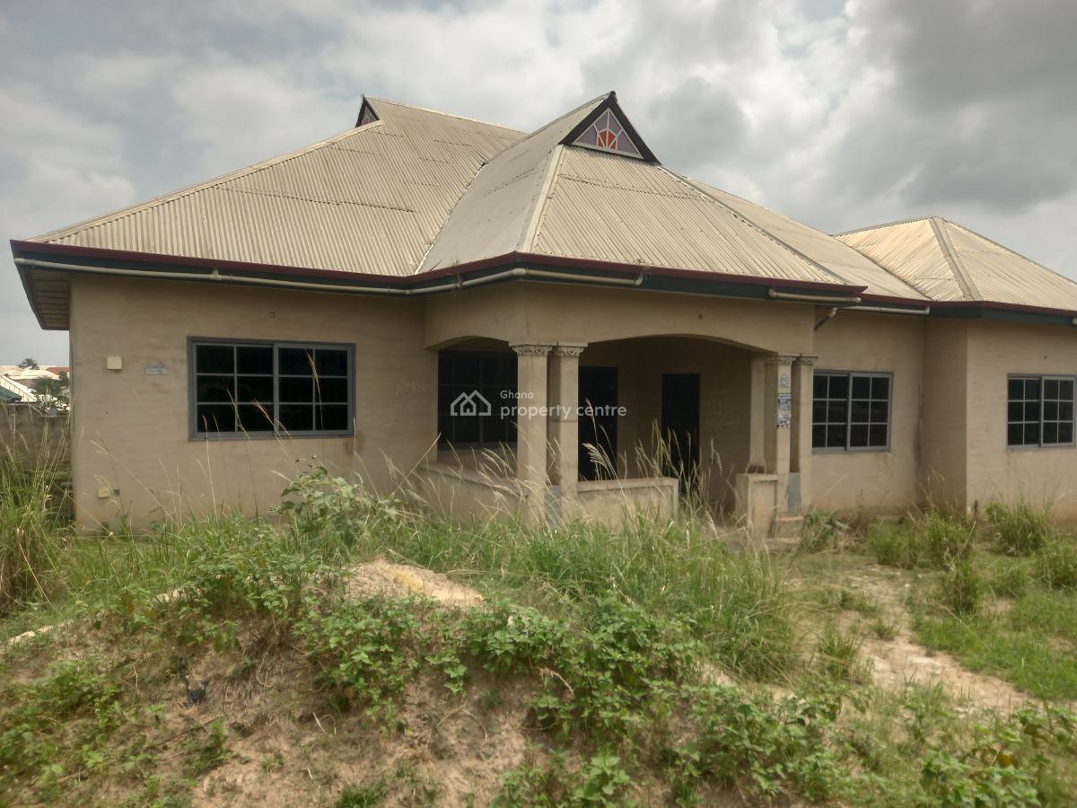 7 Bedrooms & 1 Store / Shop., Mampongteng New Site, on Aboaso Road., Kwabre, Ashanti, House for Sale