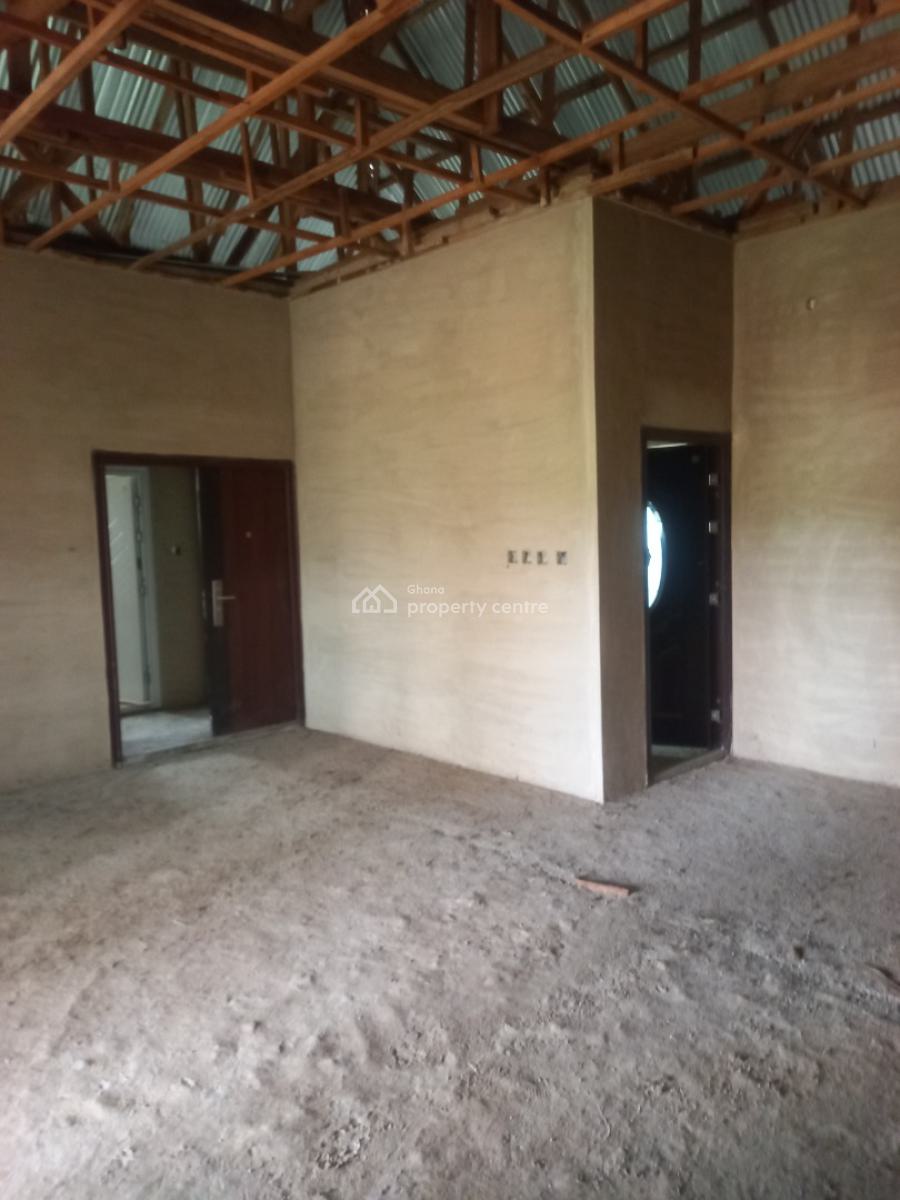 7 Bedrooms & 1 Store / Shop., Mampongteng New Site, on Aboaso Road., Kwabre, Ashanti, House for Sale