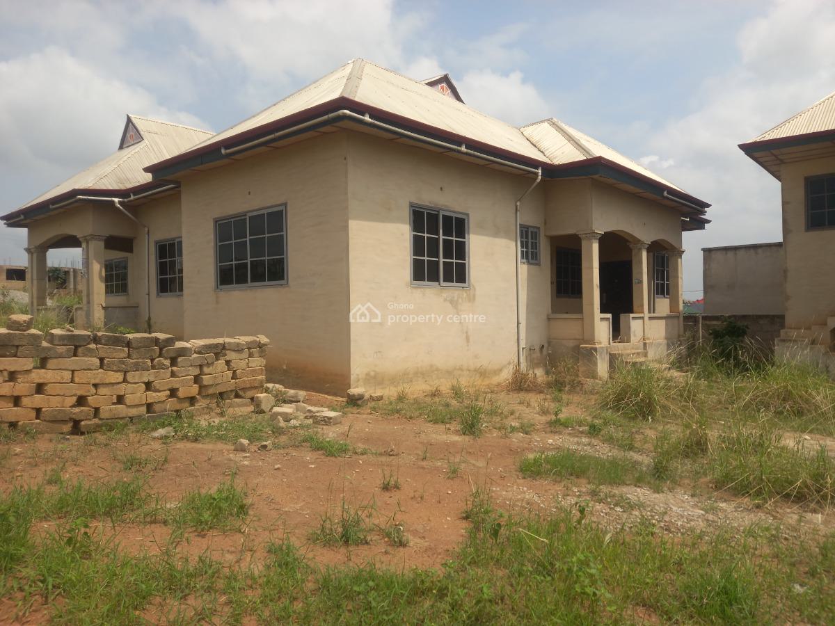 7 Bedrooms & 1 Store / Shop., Mampongteng New Site, on Aboaso Road., Kwabre, Ashanti, House for Sale