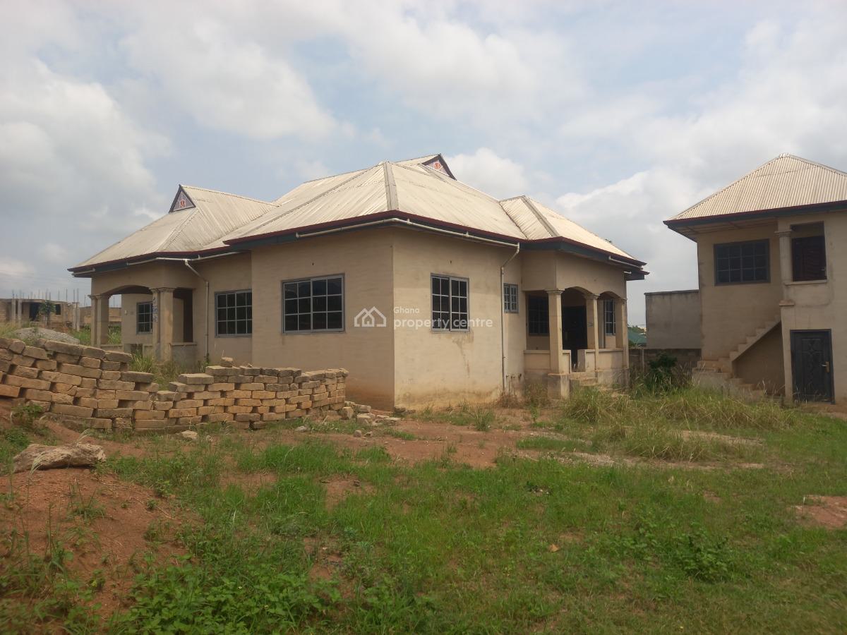 7 Bedrooms & 1 Store / Shop., Mampongteng New Site, on Aboaso Road., Kwabre, Ashanti, House for Sale
