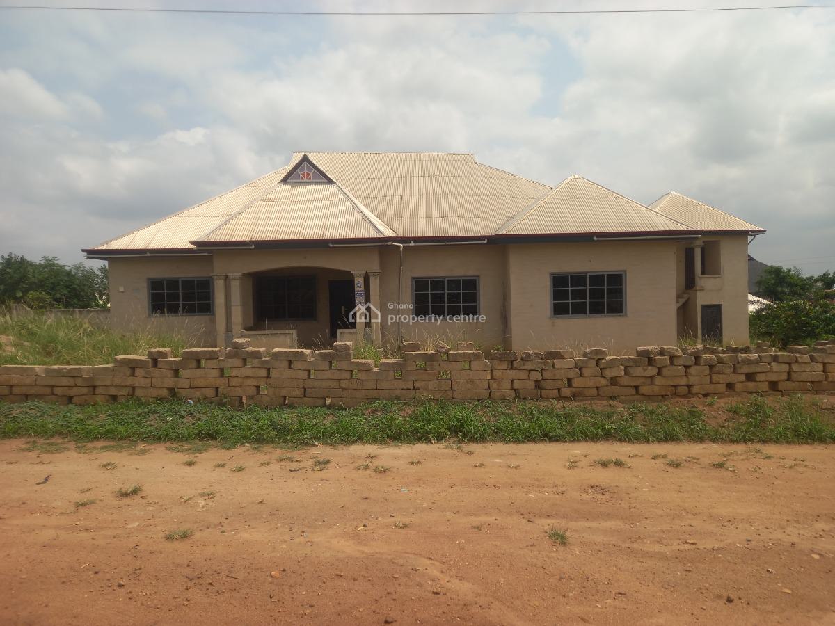 7 Bedrooms & 1 Store / Shop., Mampongteng New Site, on Aboaso Road., Kwabre, Ashanti, House for Sale