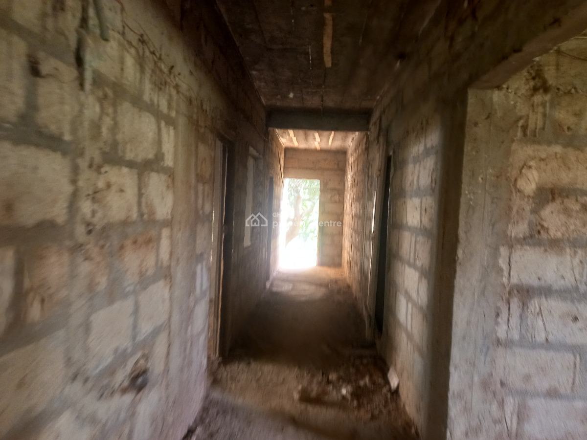 9 Bedrooms  ( Near Main Highway) 2 Plots., Pakyi No 2. on Santasi Anwiankwanta Road., Kumasi Metropolitan, Ashanti, House for Sale