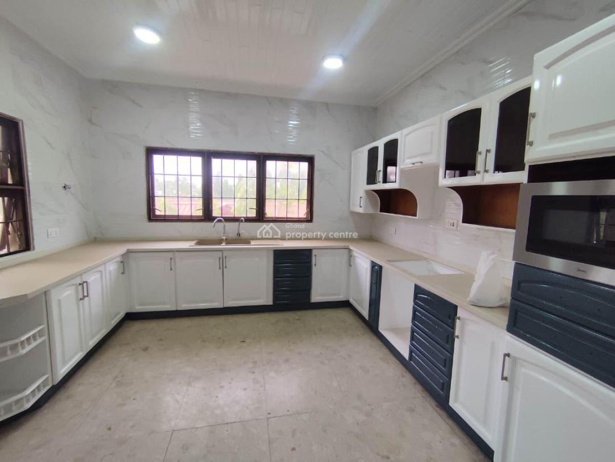 15 Bedrooms  House  Plus 3 Bedroom Boys Quarters, Roman Ridge, Roman Ridge, Accra, House for Rent