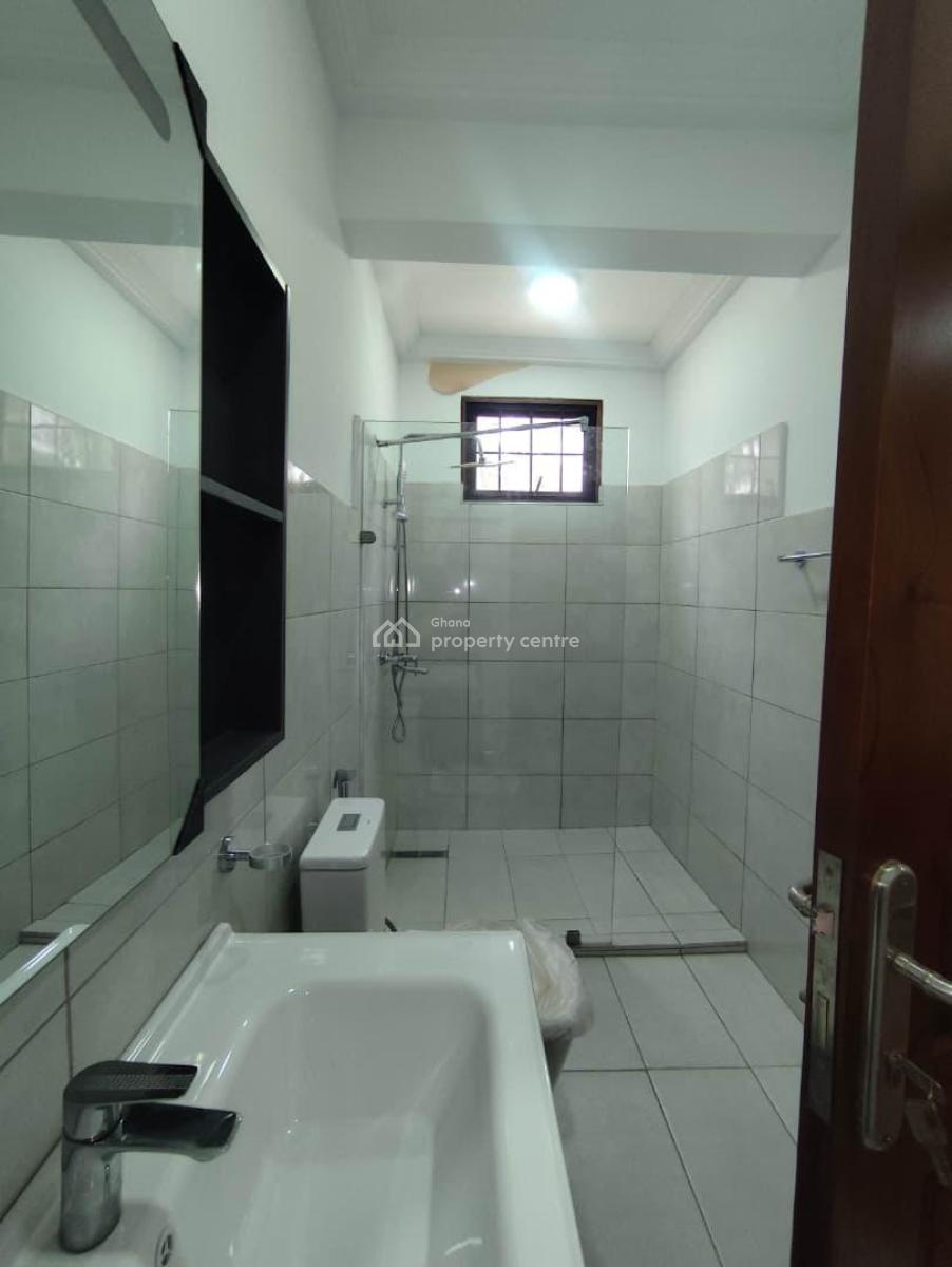 15 Bedrooms  House  Plus 3 Bedroom Boys Quarters, Roman Ridge, Roman Ridge, Accra, House for Rent