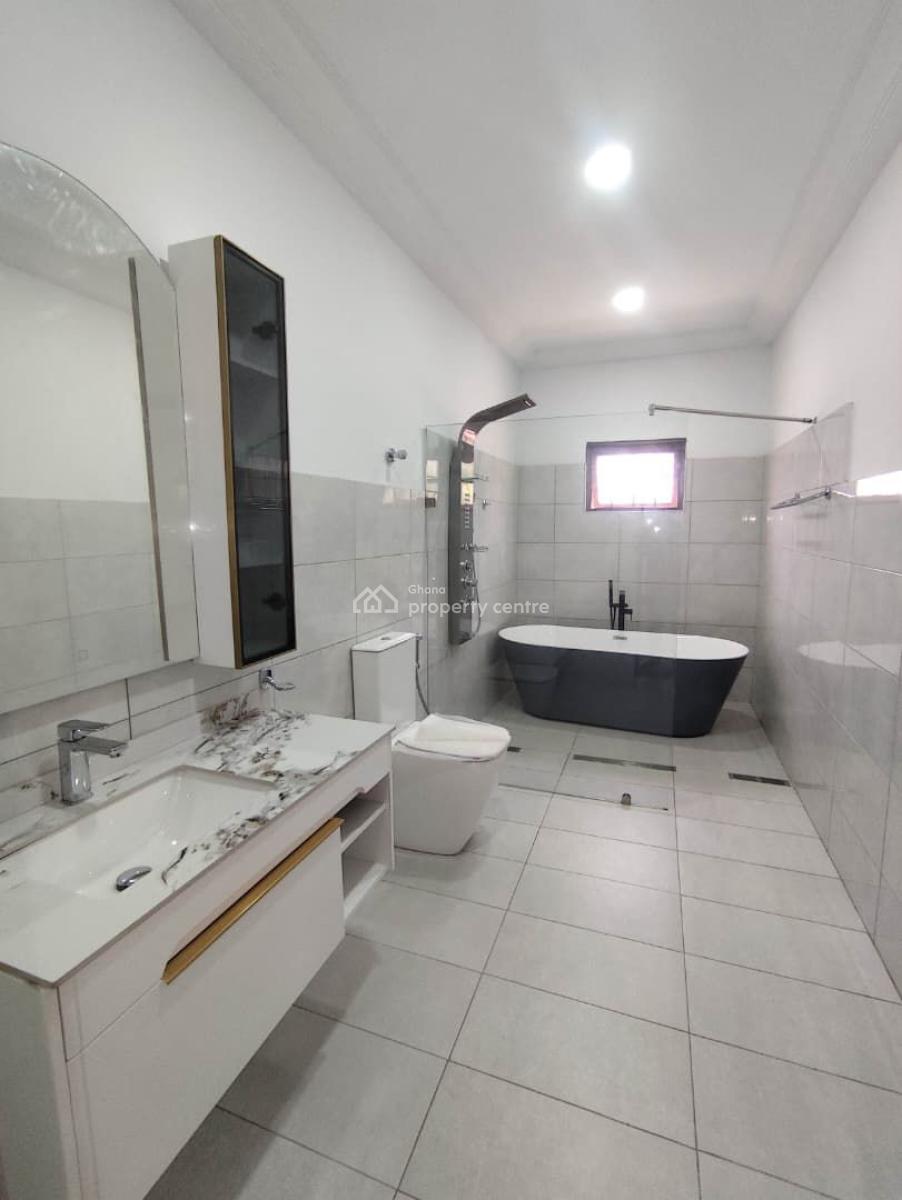 15 Bedrooms  House  Plus 3 Bedroom Boys Quarters, Roman Ridge, Roman Ridge, Accra, House for Rent