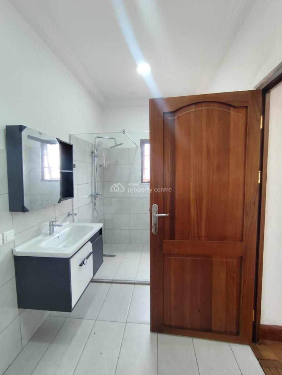15 Bedrooms  House  Plus 3 Bedroom Boys Quarters, Roman Ridge, Roman Ridge, Accra, House for Rent