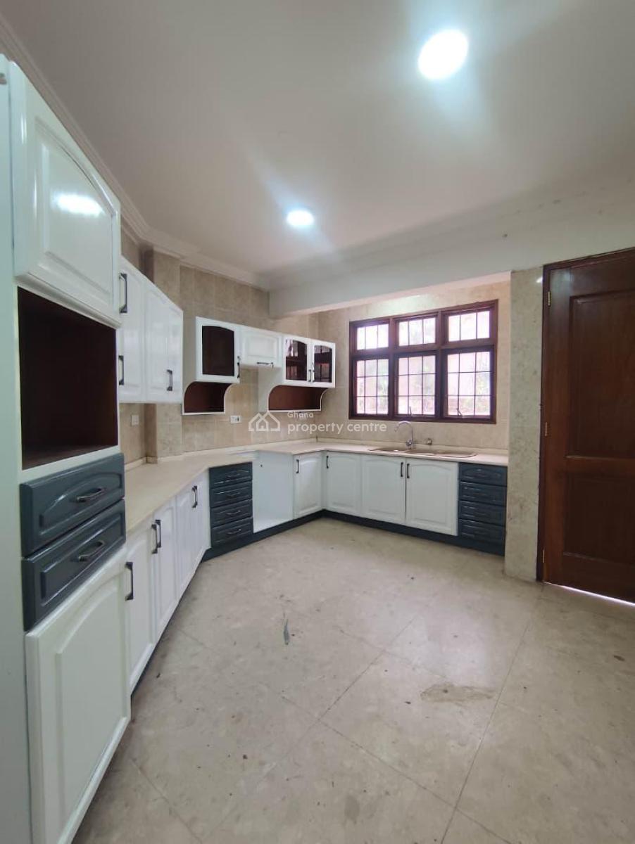 15 Bedrooms  House  Plus 3 Bedroom Boys Quarters, Roman Ridge, Roman Ridge, Accra, House for Rent
