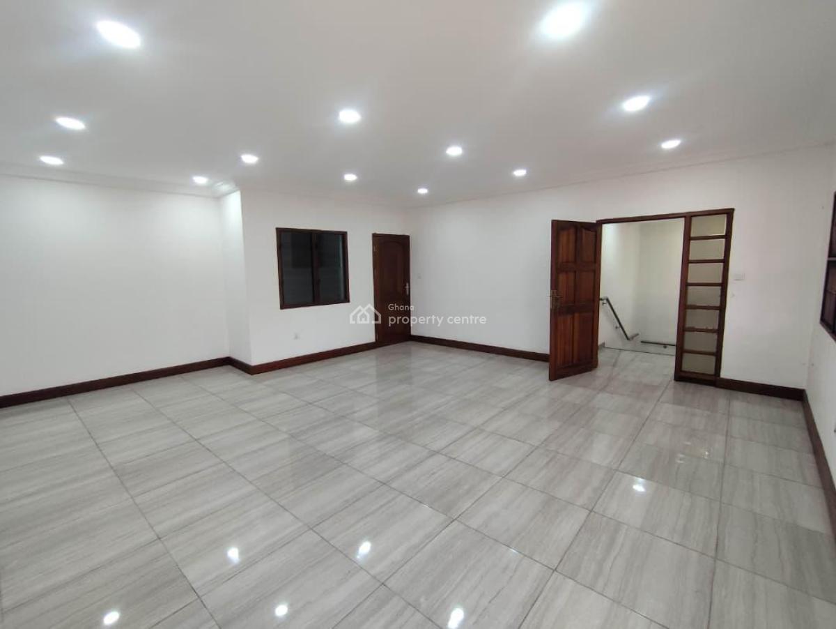 15 Bedrooms  House  Plus 3 Bedroom Boys Quarters, Roman Ridge, Roman Ridge, Accra, House for Rent