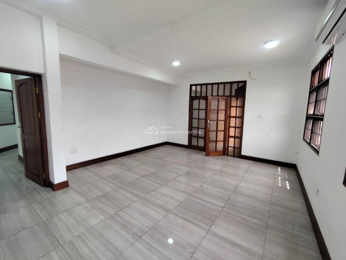 15 Bedrooms  House  Plus 3 Bedroom Boys Quarters, Roman Ridge, Roman Ridge, Accra, House for Rent