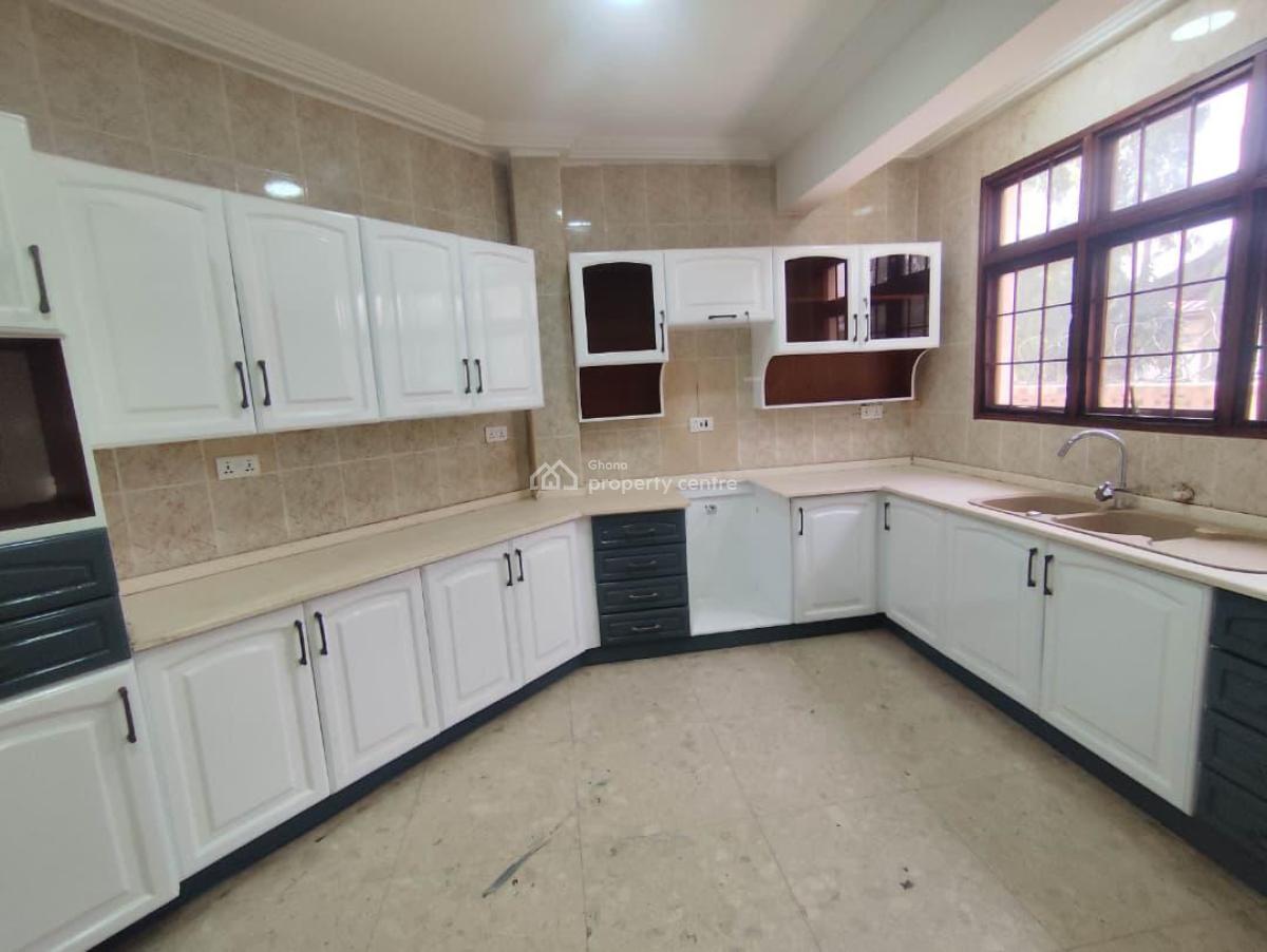 15 Bedrooms  House  Plus 3 Bedroom Boys Quarters, Roman Ridge, Roman Ridge, Accra, House for Rent