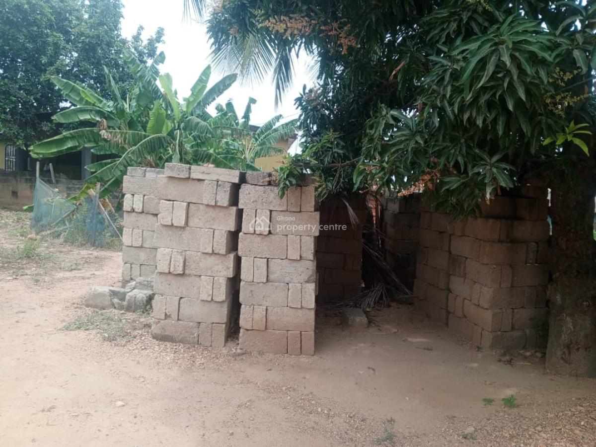 3brm House on 4 & Half Plots at Awoshie / Anyaa, Accra, Deeper Life Or Nic, Awoshie, Ga Central Municipal, Accra, Residential Land for Sale