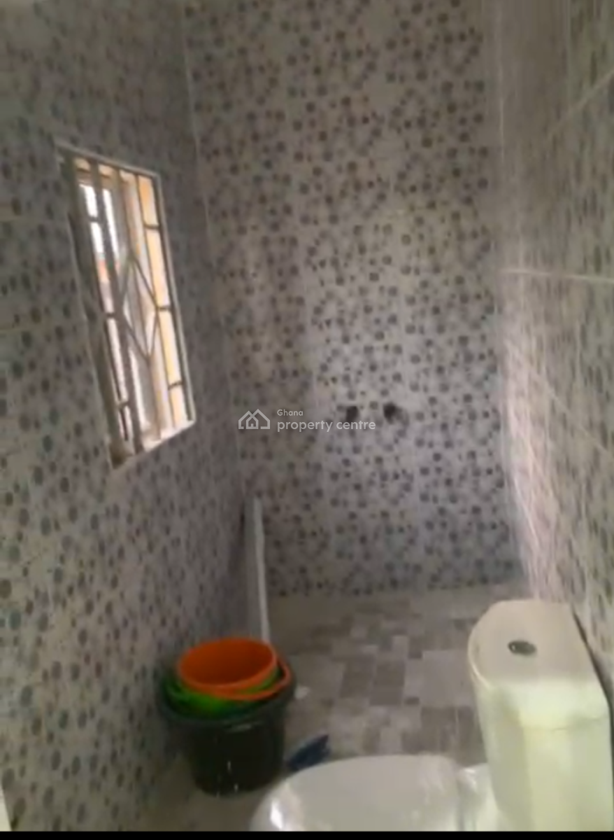 7 Bedroom Self Contain Hostel, Townhall, Effutu Municipal, Central Region, Detached Bungalow for Sale