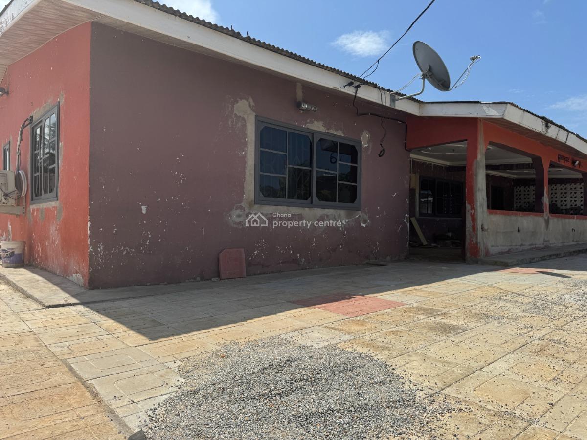 7 Bedroom Self Contain Hostel, Townhall, Effutu Municipal, Central Region, Detached Bungalow for Sale