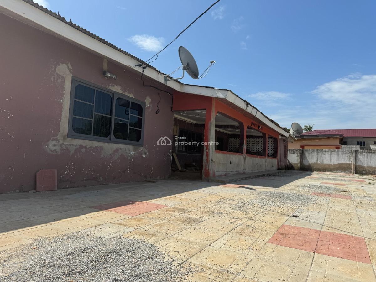 7 Bedroom Self Contain Hostel, Townhall, Effutu Municipal, Central Region, Detached Bungalow for Sale