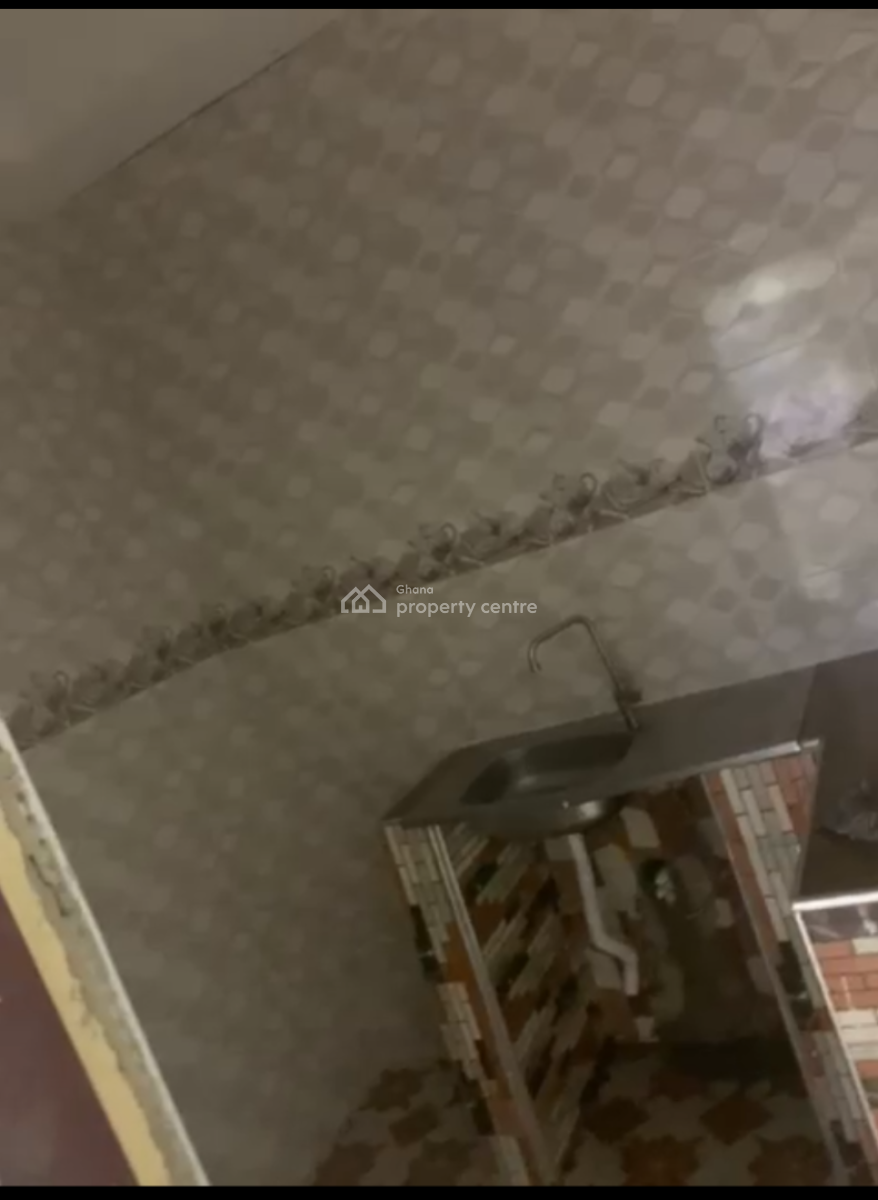 7 Bedroom Self Contain Hostel, Townhall, Effutu Municipal, Central Region, Detached Bungalow for Sale