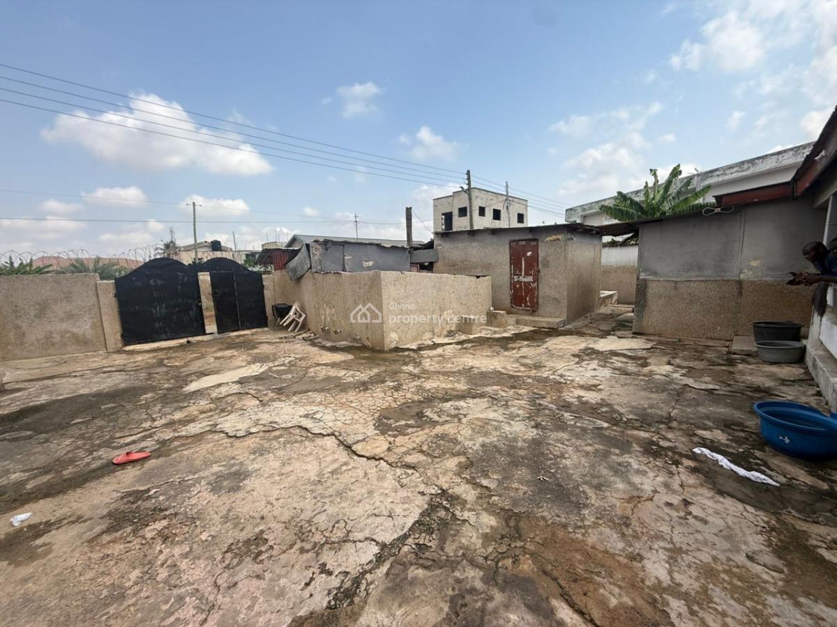 Old 3brm Plus 5 Single Rooms at Lapaz Nyamekye Route Accra, Nyamekye Kata, Lapaz, Accra, Detached Bungalow for Sale