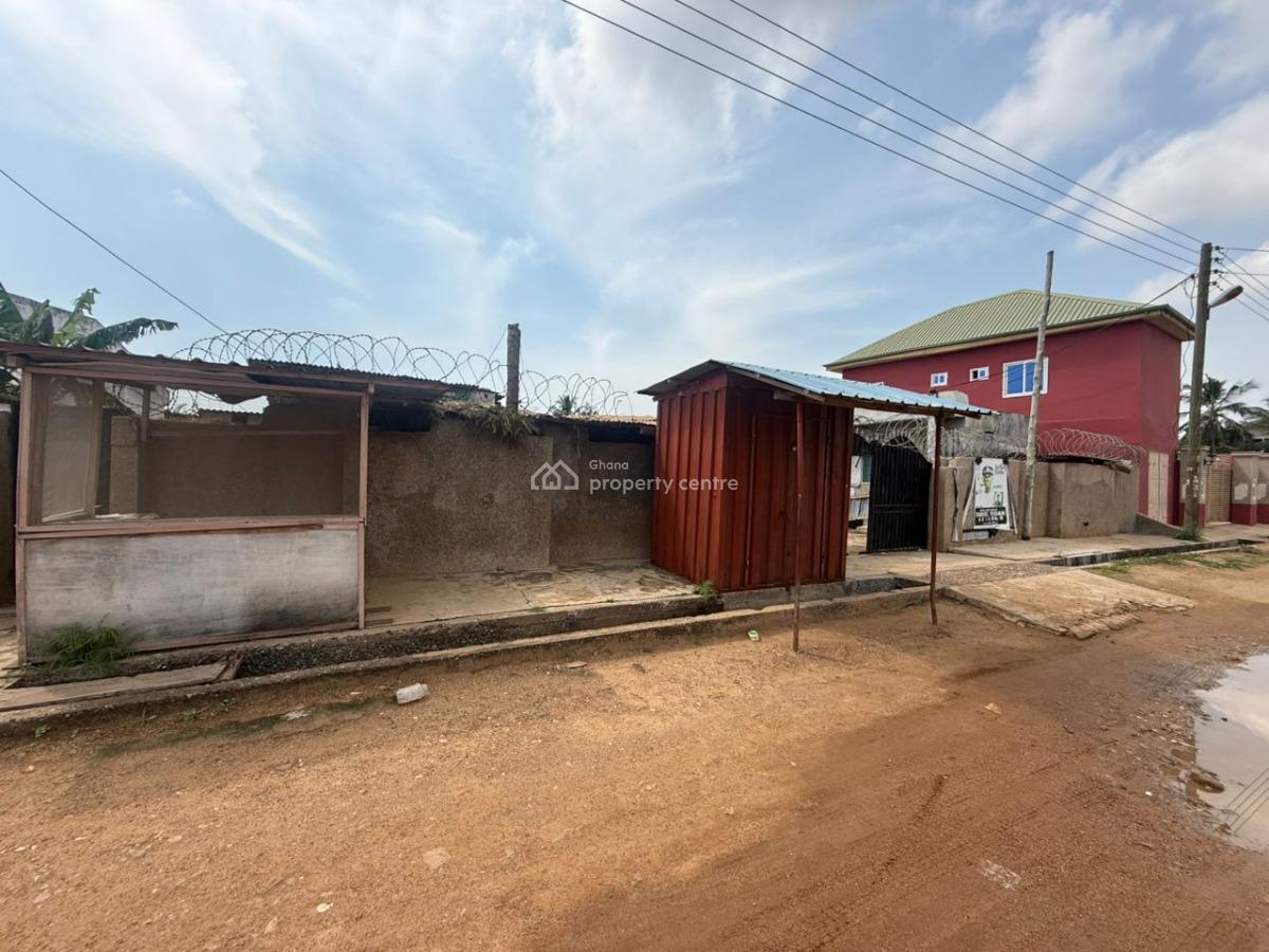 Old 3brm Plus 5 Single Rooms at Lapaz Nyamekye Route Accra, Nyamekye Kata, Lapaz, Accra, Detached Bungalow for Sale
