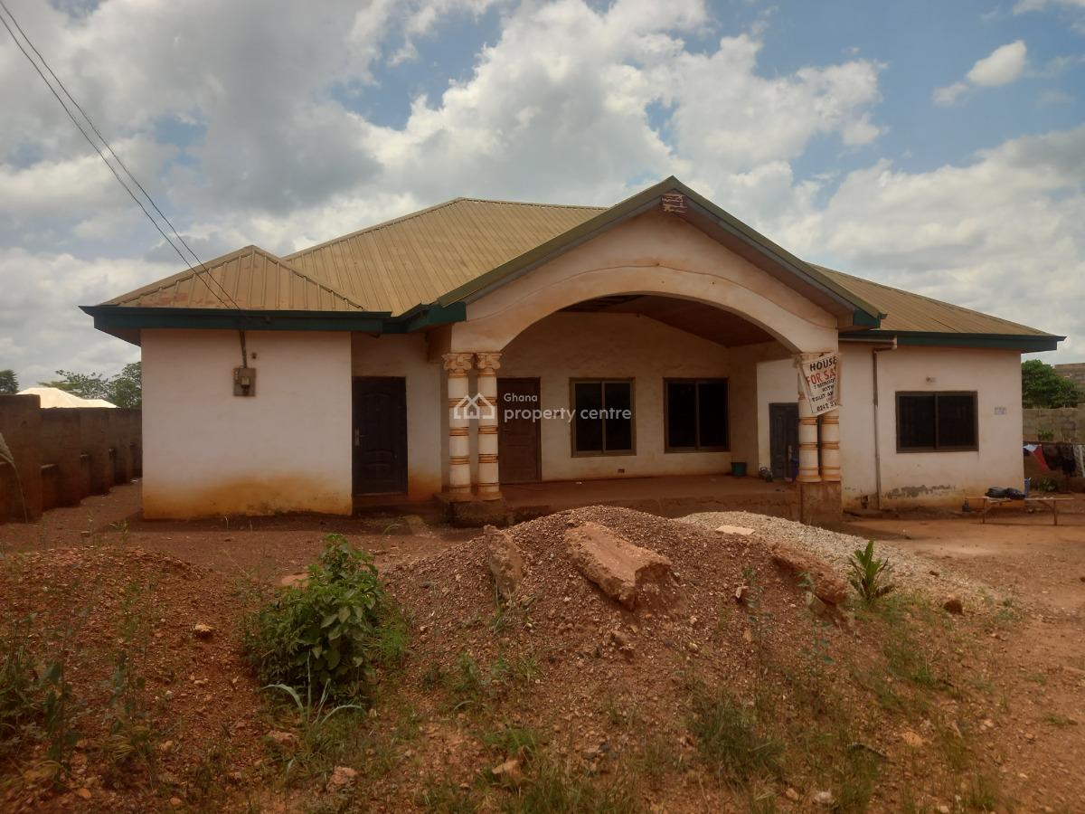 7 Bedrooms ( Main Road Side), Pakyi No 2. Semenhyia.  on Santasi Road., Kumasi Metropolitan, Ashanti, House for Sale