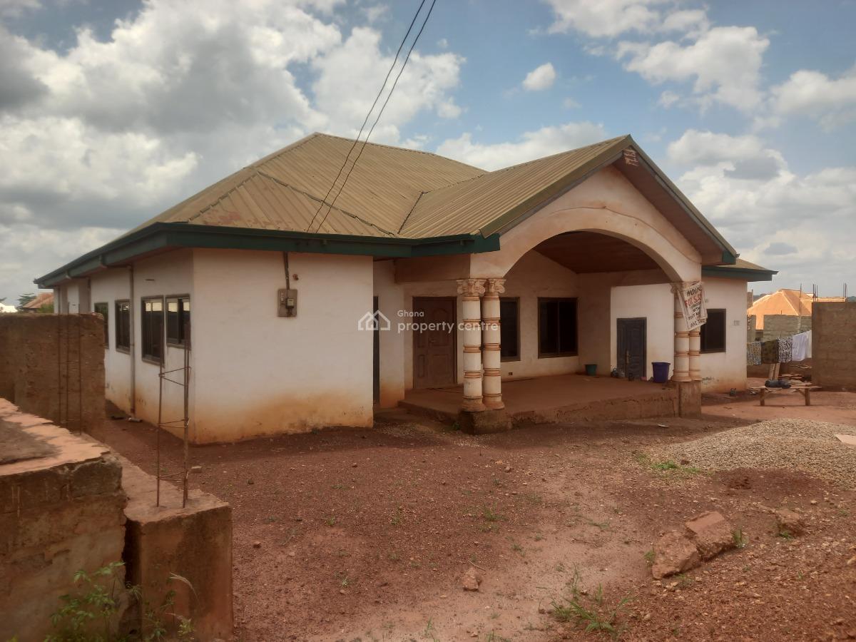 7 Bedrooms ( Main Road Side), Pakyi No 2. Semenhyia.  on Santasi Road., Kumasi Metropolitan, Ashanti, House for Sale