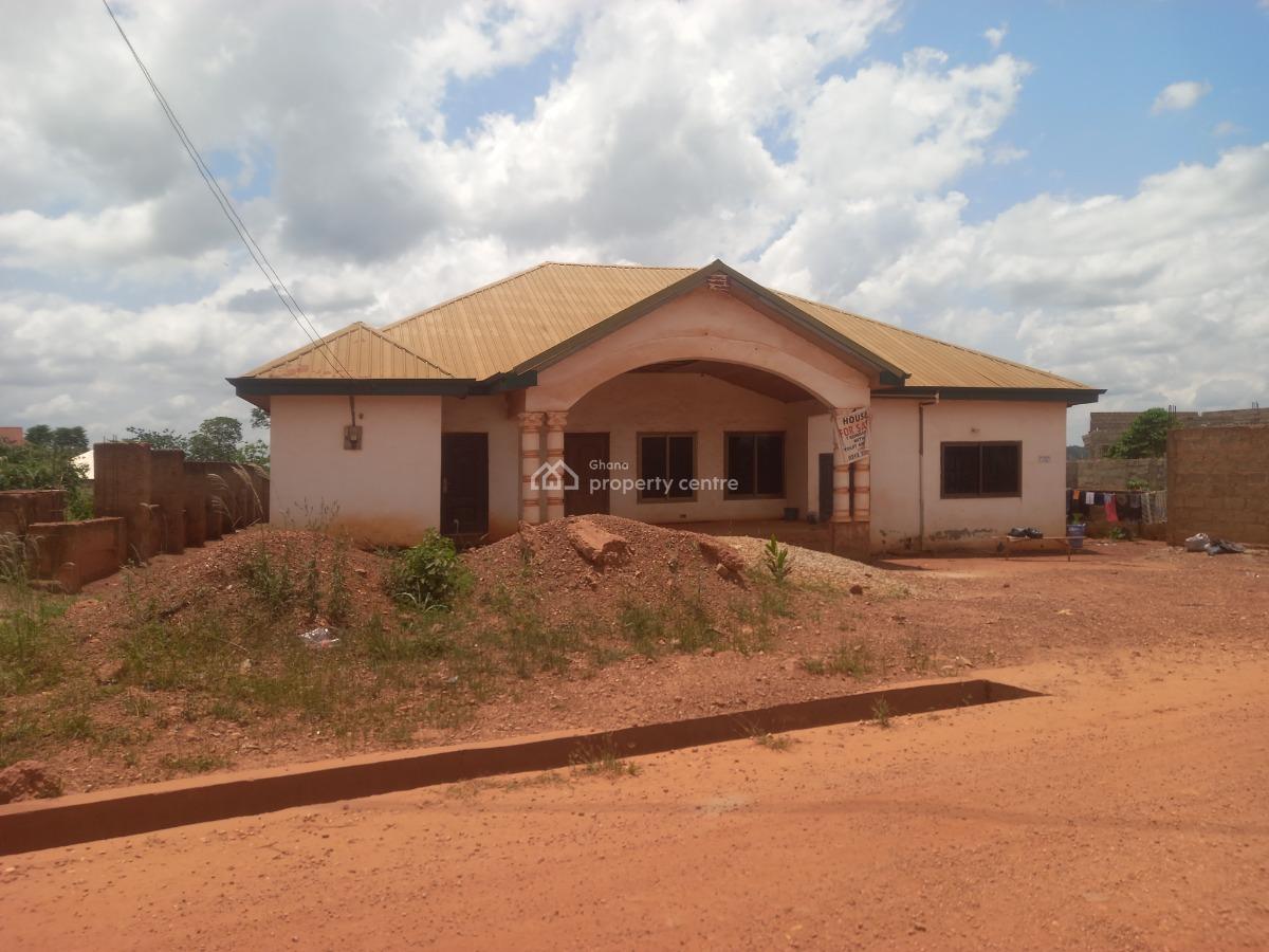 7 Bedrooms ( Main Road Side), Pakyi No 2. Semenhyia.  on Santasi Road., Kumasi Metropolitan, Ashanti, House for Sale