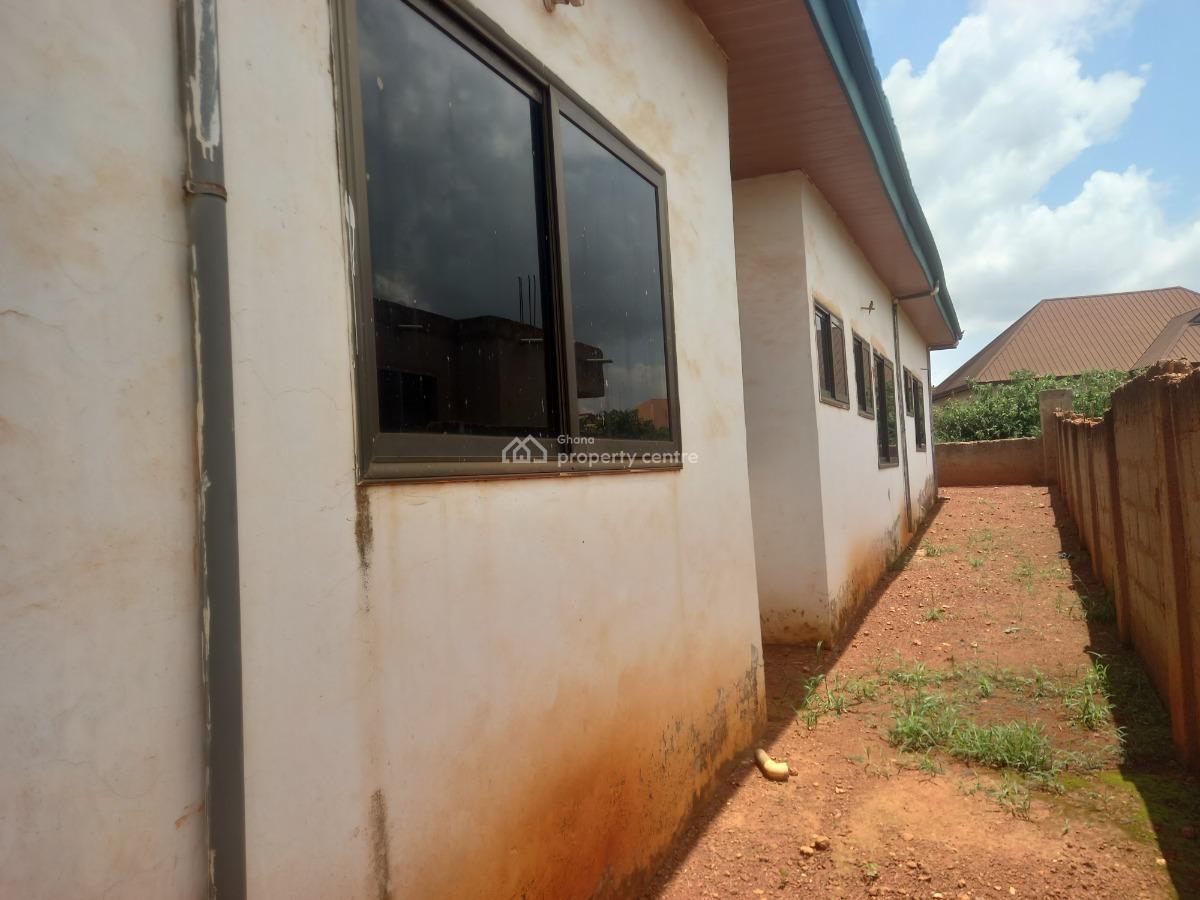 7 Bedrooms ( Main Road Side), Pakyi No 2. Semenhyia.  on Santasi Road., Kumasi Metropolitan, Ashanti, House for Sale