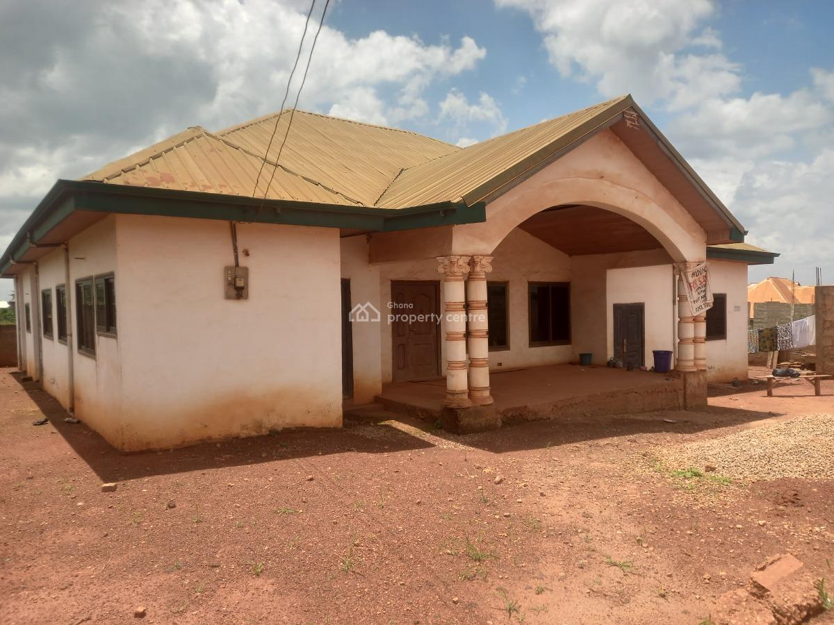 7 Bedrooms ( Main Road Side), Pakyi No 2. Semenhyia.  on Santasi Road., Kumasi Metropolitan, Ashanti, House for Sale