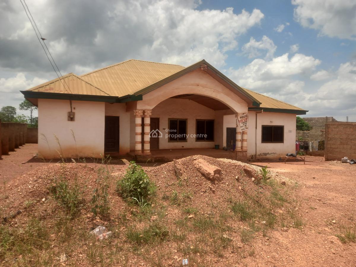 7 Bedrooms ( Main Road Side), Pakyi No 2. Semenhyia.  on Santasi Road., Kumasi Metropolitan, Ashanti, House for Sale