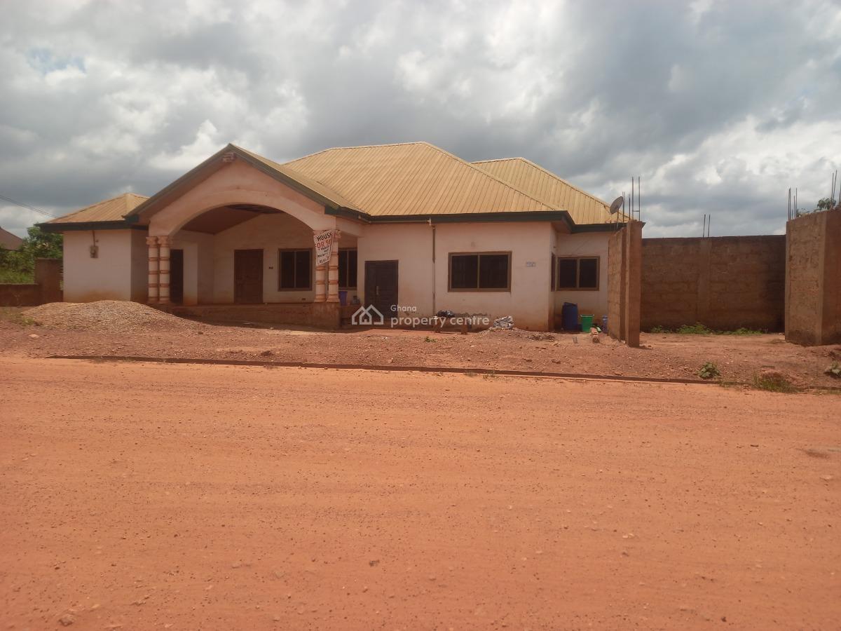 7 Bedrooms ( Main Road Side), Pakyi No 2. Semenhyia.  on Santasi Road., Kumasi Metropolitan, Ashanti, House for Sale