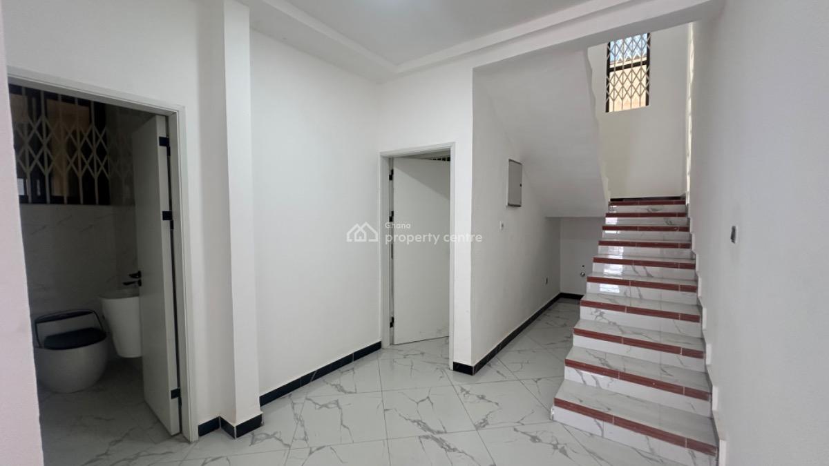 3 Bedrooms Semi Detached House in a Gated Estate Community, Oyarifa, La Nkwantanang Madina Municipal, Accra, Semi-detached Duplex for Sale