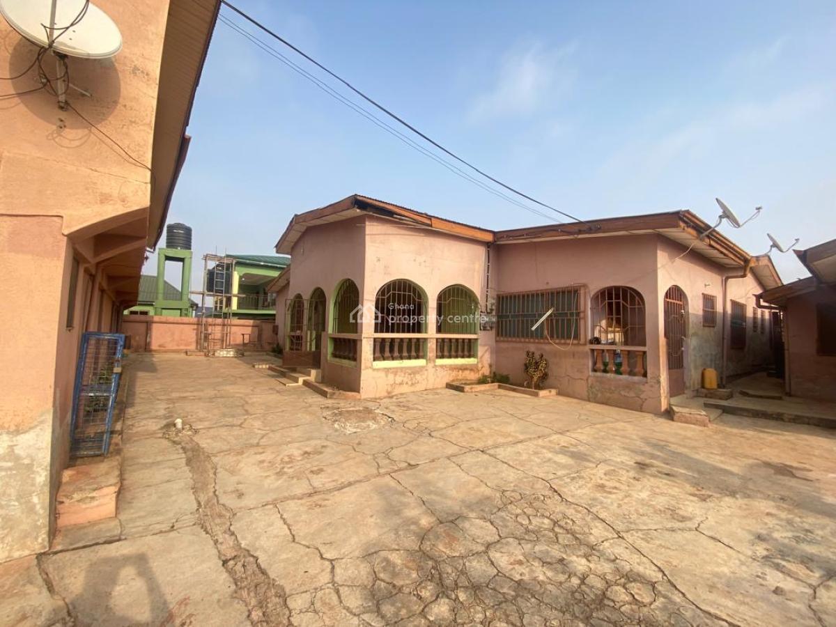6 Bedroom House with Four Shops and a Two Bedroom Boy Quarters, Kumasi Metropolitan, Ashanti, House for Sale