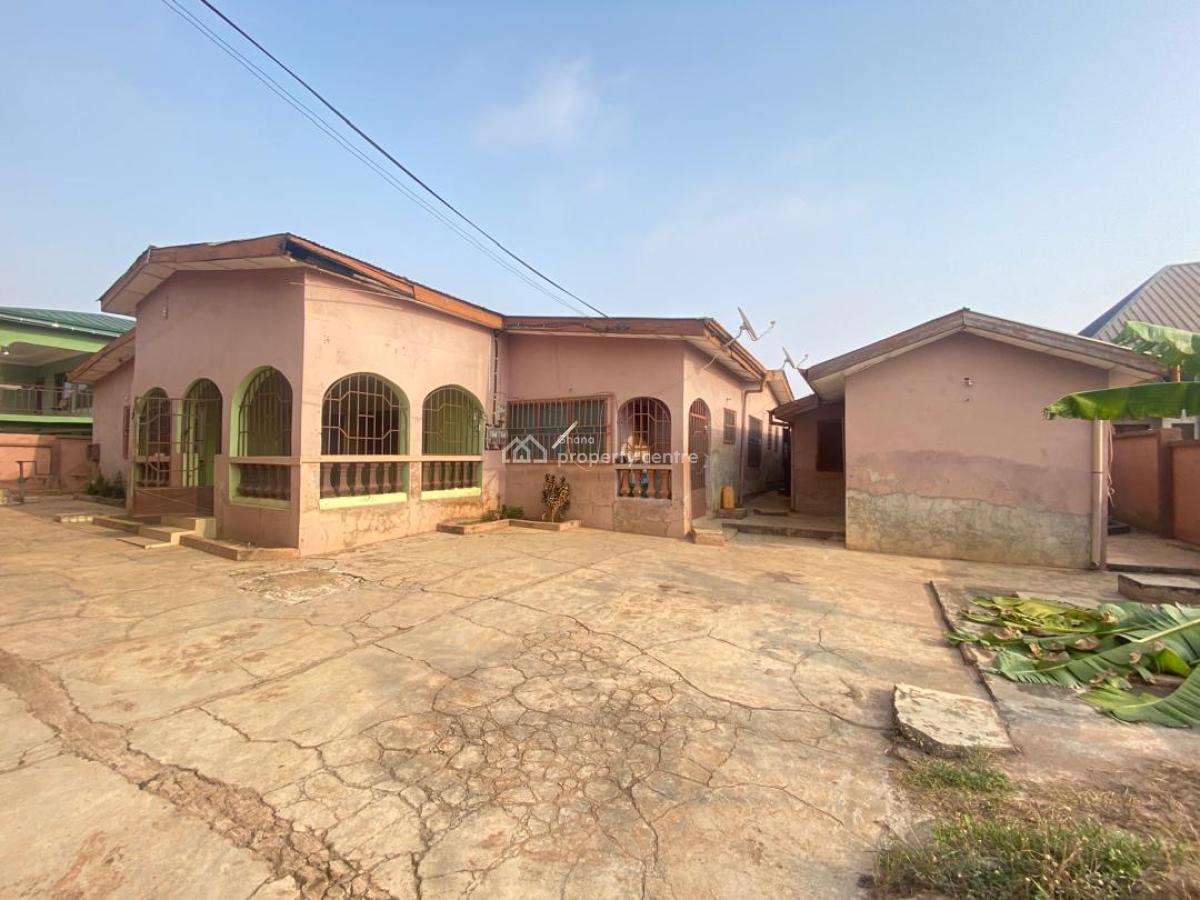 6 Bedroom House with Four Shops and a Two Bedroom Boy Quarters, Kumasi Metropolitan, Ashanti, House for Sale