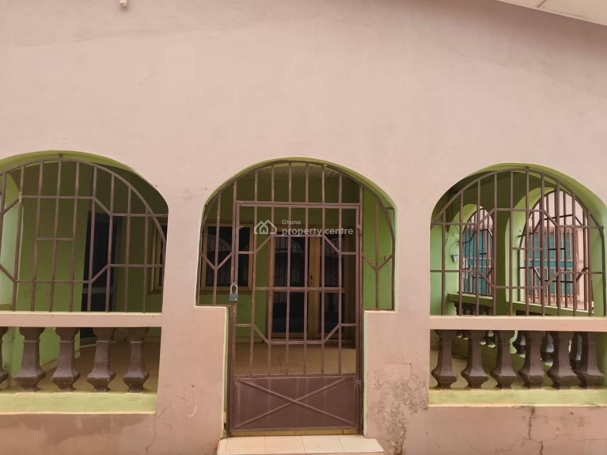 6 Bedroom House with Four Shops and a Two Bedroom Boy Quarters, Kumasi Metropolitan, Ashanti, House for Sale