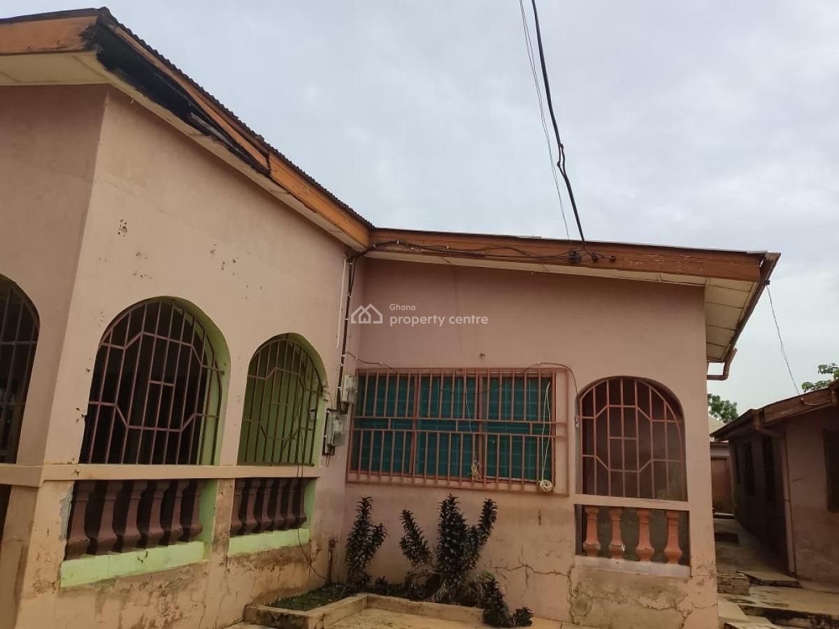 6 Bedroom House with Four Shops and a Two Bedroom Boy Quarters, Kumasi Metropolitan, Ashanti, House for Sale