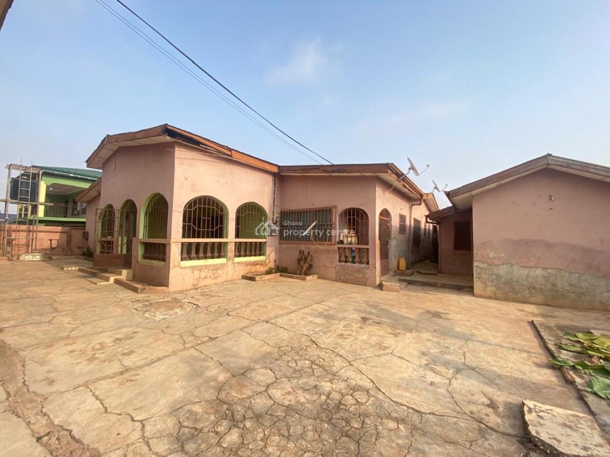 6 Bedroom House with Four Shops and a Two Bedroom Boy Quarters, Kumasi Metropolitan, Ashanti, House for Sale