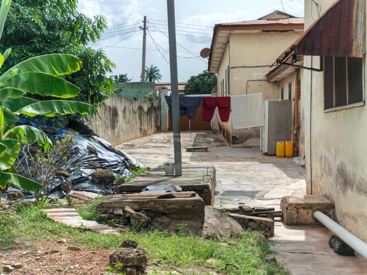 8 Bedroom House  ( Dechemso), Dechemso, Near Kumasi Airport., Kumasi Metropolitan, Ashanti, House for Sale