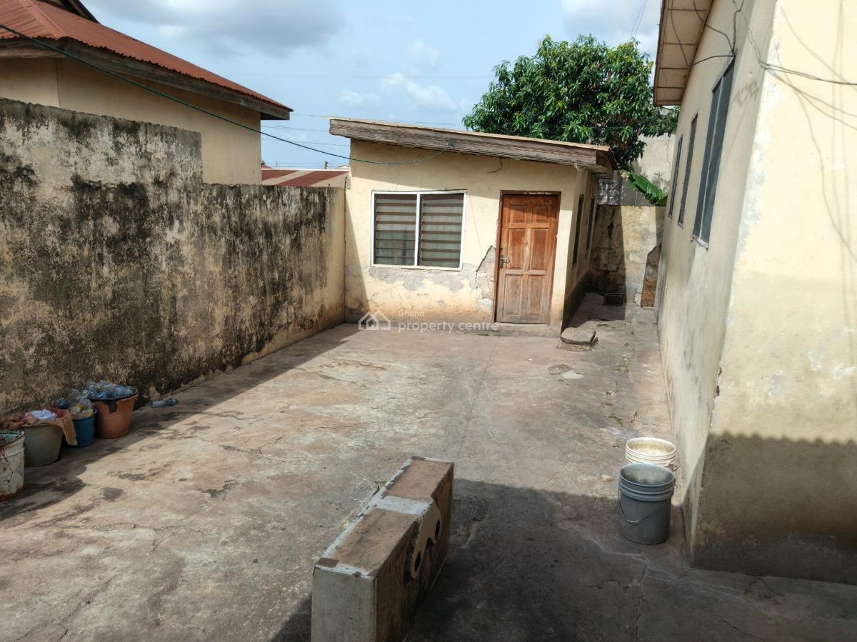 8 Bedroom House  ( Dechemso), Dechemso, Near Kumasi Airport., Kumasi Metropolitan, Ashanti, House for Sale