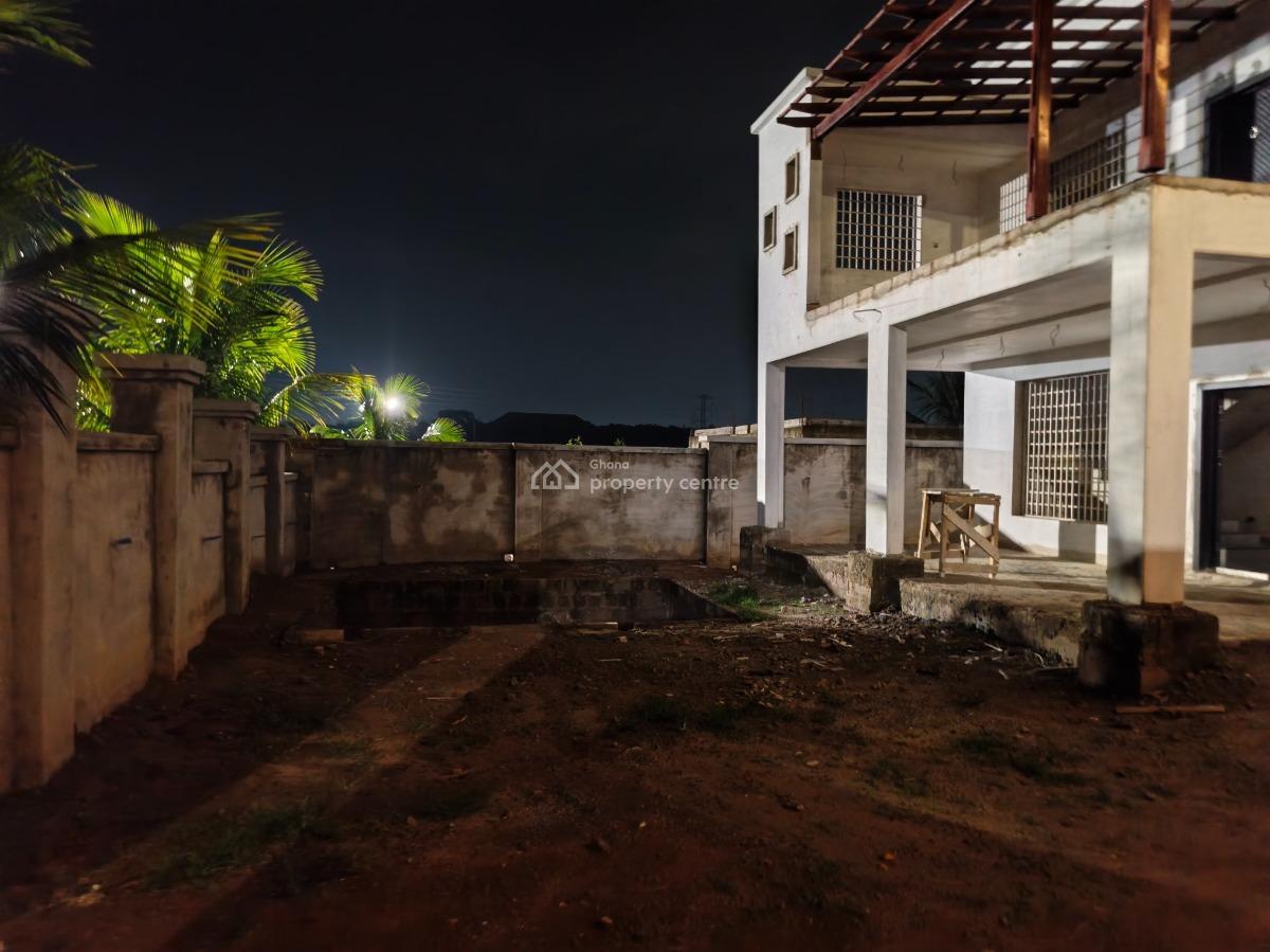 4 Bedrooms, Kwamo, on Tech Ejisu Road., Kumasi Metropolitan, Ashanti, House for Sale