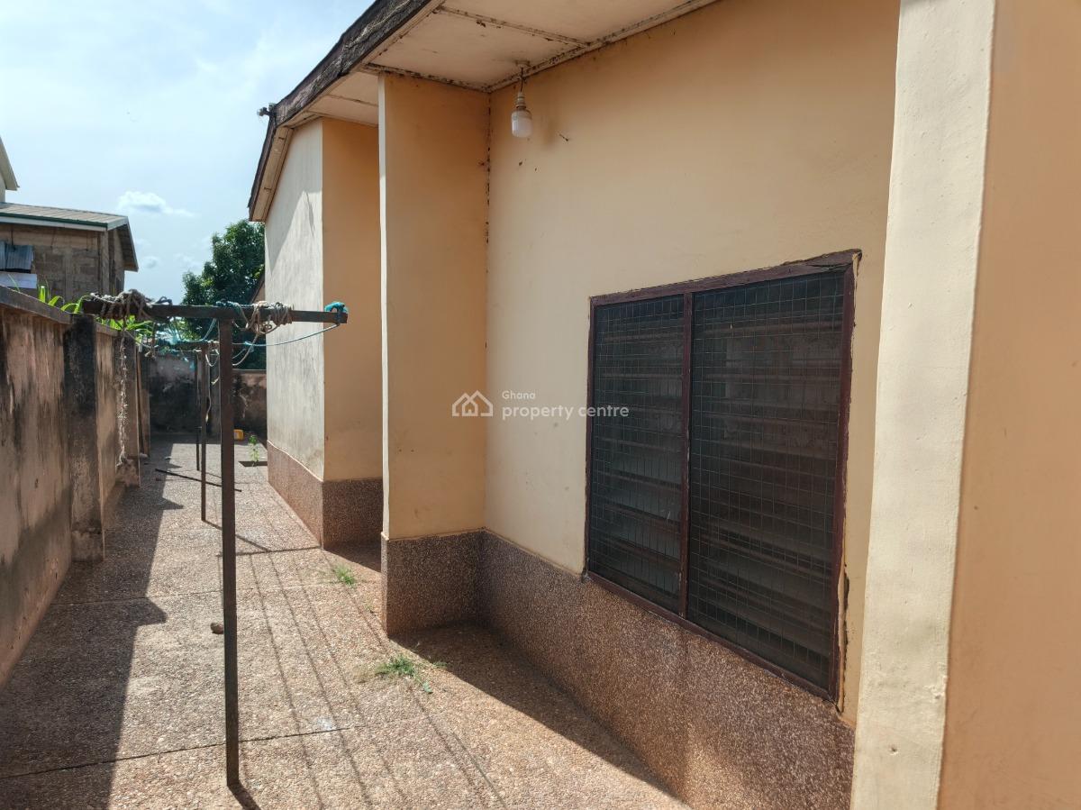 5 Bedrooms. ( 4th House From Main Highway Road), Abuakwa Taabre., Kumasi Metropolitan, Ashanti, House for Sale