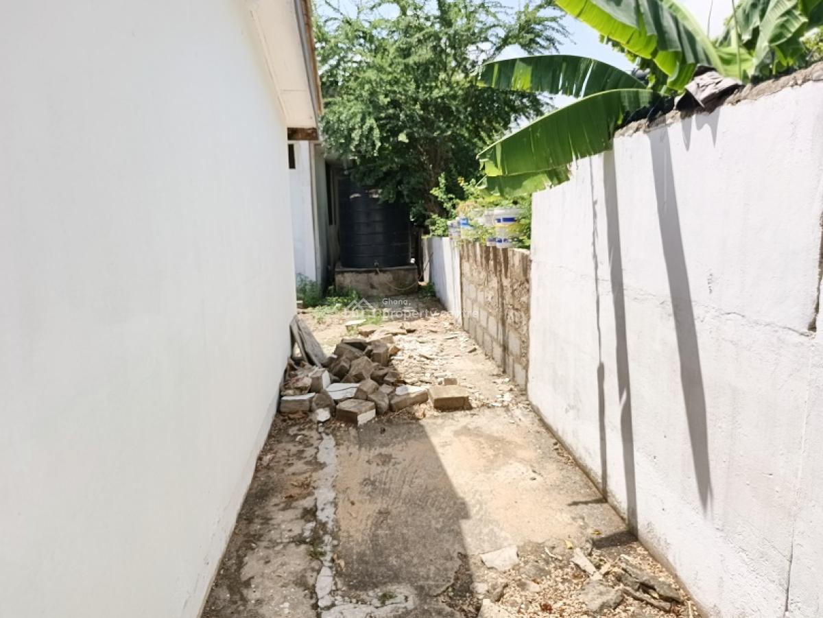 7bedrooms Old House in Achimota Cfc Estate, Achimota Cfc Estate, Achimota, Accra, House for Sale