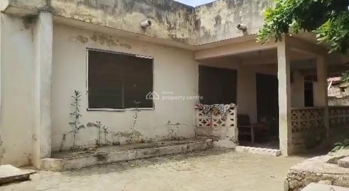 Old 5 Bedrooms House, Nyamekye, Darkuman, Accra, Detached Bungalow for Sale