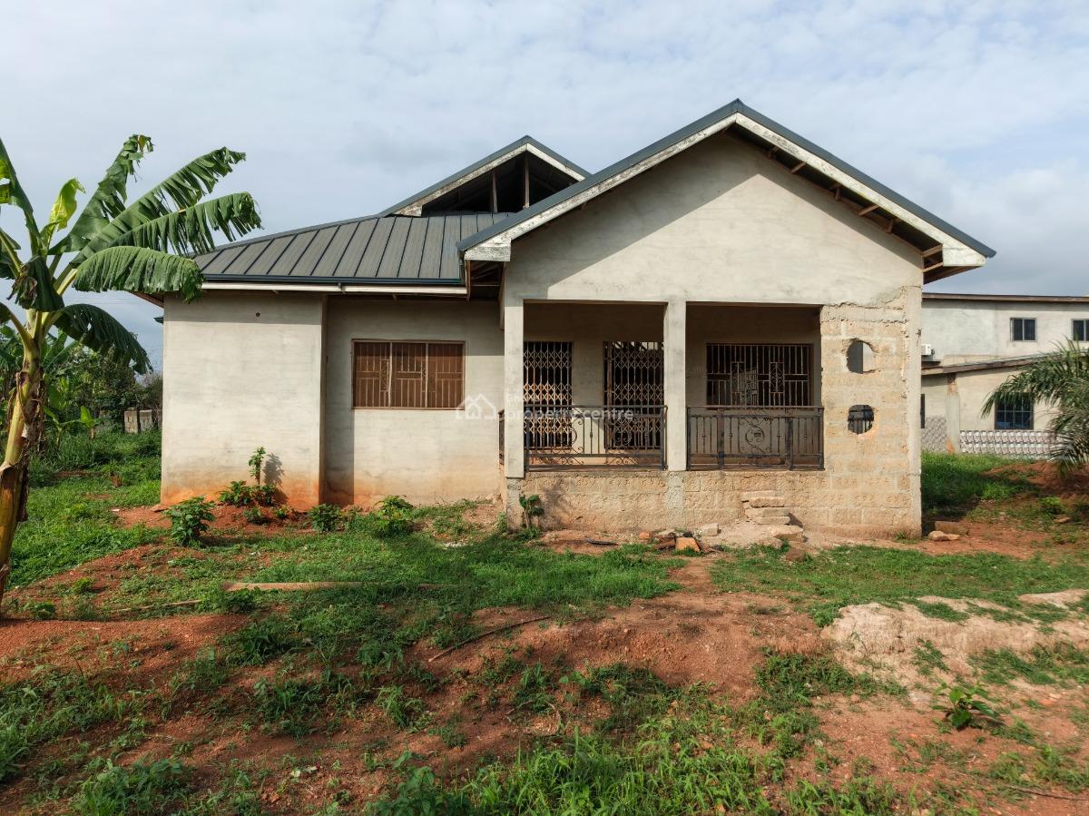 4 Bedrooms. ( 2nd House Main Highway Road), Adankwaame, on Abrepo Barekese Road., Kumasi Metropolitan, Ashanti, House for Sale