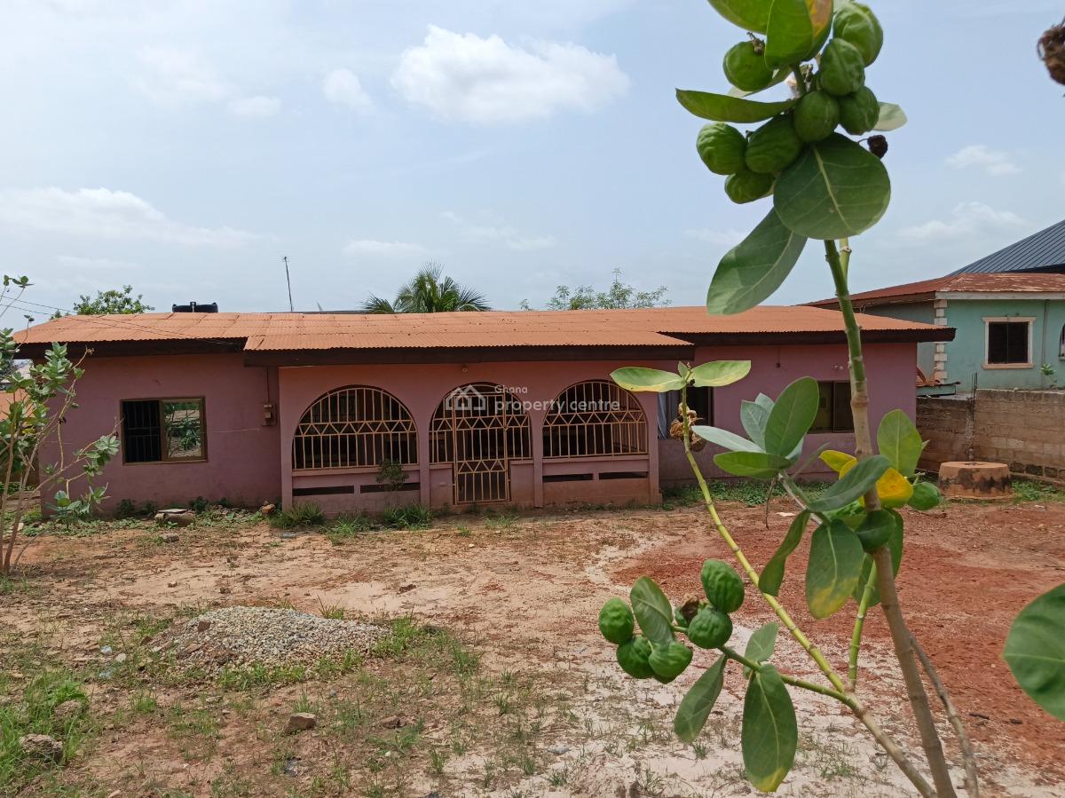 4 Bedroom House ( 4th House Main Highway Road), Esereso, Ophelia Junction. Near Atonsu., Kumasi Metropolitan, Ashanti, House for Sale